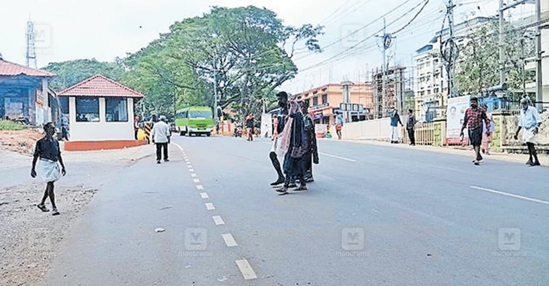 kottayam-mch-road-issue മെഡിക്കൽ കോളജ് അടിപ്പാത ഉണ്ടായിട്ടും പ്രധാന റോഡിലൂടെ നടന്നു പോകുന്ന യാത്രക്കാർ.