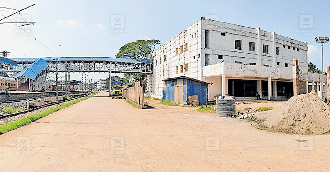 kottayam-railwaystation-1 പുതുവഴി...
കോട്ടയം റെയിൽവേ സ്റ്റേഷനിൽ പണിപൂർത്തിയാകുന്ന രണ്ടാം പ്രവേശന കവാട കെട്ടിടവും (വലത്ത്) അതിൽ നിന്ന് അഞ്ച് പ്ലാറ്റ്ഫോമുകളിലേക്കുമുള്ള ഫുട് ഒാവർ ബ്രിജും. രണ്ടാം പ്രവേശന കവാടത്തിനു മുൻപിലുള്ള ഗ്രൗണ്ട് പാർക്കിങ് ഏരിയയാക്കി മാറ്റും. ചിത്രം: മനോരമ