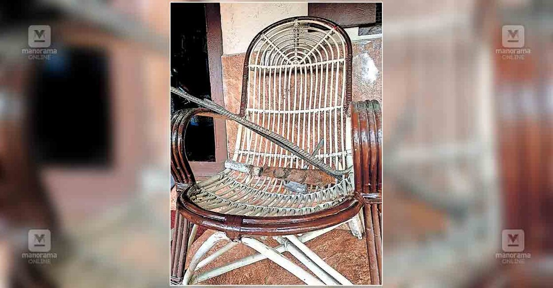 house-robbery മോഷണം നടത്തിയവർ ഉപേക്ഷിച്ച ഇരുമ്പ് കമ്പിയും മറ്റും പൊലീസ് കണ്ടെടുത്തപ്പോൾ.