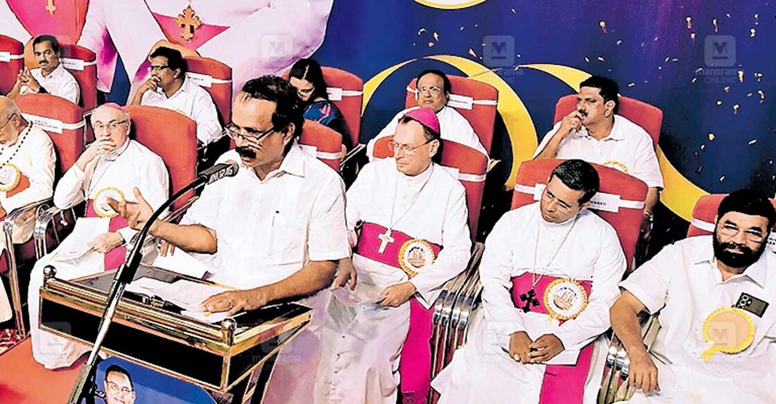 kottayam-archbishop-2 ആർച്ച്ബിഷപ് മാർ തോമസ് തറയിലിന്റെ സ്ഥാനാരോഹണത്തിനു ശേഷം നടന്ന പൊതുസമ്മേളനം കേന്ദ്രമന്ത്രി ജോർജ് കുര്യൻ ഉദ്ഘാടനം ചെയ്യുന്നു. പ്രതിപക്ഷ നേതാവ് വി.ഡി.സതീശൻ, മന്ത്രി റോഷി അഗസ്റ്റിൻ, ഡോ. ജോഷ്വ മാർ ഇഗ്നാത്തിയോസ്, ആർച്ച് ബിഷപ് മാർ ജോർജ് കോച്ചേരി, ആർച്ച് ബിഷപ് മാർ ജോസഫ് പെരുന്തോട്ടം, ഡോ. തിയഡോഷ്യസ് മാർത്തോമ്മാ മെത്രാപ്പൊലീത്ത, ആർച്ച് ബിഷപ് മാർ തോമസ് തറയിൽ, ഇമെരിറ്റസ് മേജർ ആർച്ച് ബിഷപ് കർദിനാൾ മാർ ജോർജ് ആലഞ്ചേരി, ഇന്ത്യയിലെ വത്തിക്കാൻ സ്ഥാനപതി ആർച്ച്ബിഷപ്
ഡോ. ലിയോപോൾദോ ജിറെല്ലി, ബാംബർഗ് ആർച്ച്ബിഷപ്, ഡോ. ഹെർവിഗ് ഗോസ്സൽ, നിയുക്ത കർദിനാൾ മോൺ. ജോർജ് ജേക്കബ്
കൂവക്കാട്, മന്ത്രി വി.എൻ.വാസവൻ എന്നിവർ സമീപം.