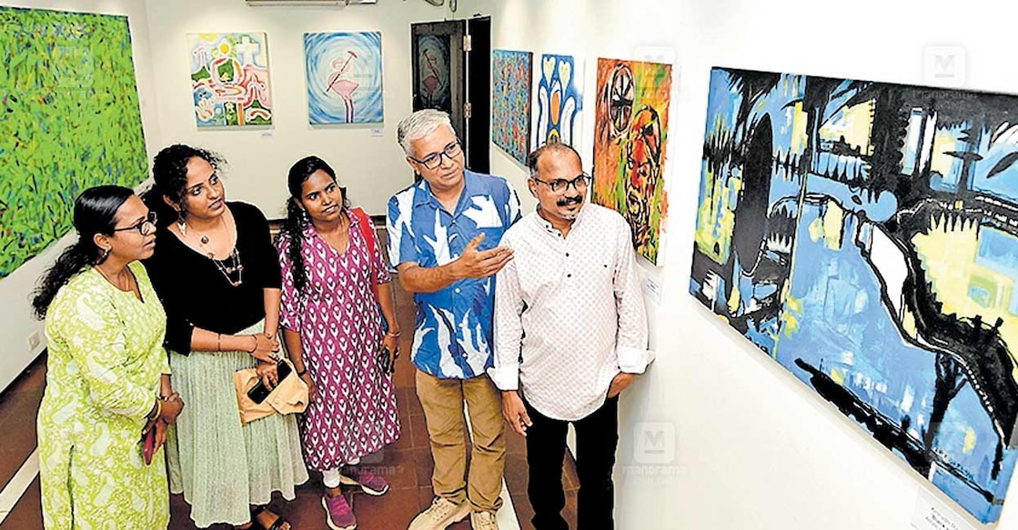 kottayam-art-gallery കോട്ടയം ഡിസി കിഴക്കേമുറി ഇടത്തിലെ കേരള ലളിതകലാ അക്കാദമി ആർട് ഗാലറിയിൽ നടക്കുന്ന ചിത്രപ്രദർശനത്തിൽ ചിത്രകാരൻമാരായ അനിരുദ്ധ് രാമൻ, ഡോ. അജയ് എസ്. ശേഖർ എന്നിവർ ചിത്രങ്ങൾ പരിചയപ്പെടുത്തുന്നു. ചിത്രം: മനോരമ