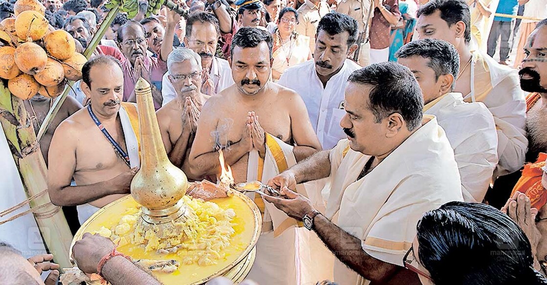 വൈക്കം മഹാദേവ ക്ഷേത്രത്തിലെ കൊടിയേറ്റിനു ശേഷം കൊടിമരച്ചുവട്ടിലെ കെടാവിളക്കിൽ ദേവസ്വം കമ്മിഷണർ സി.വി.പ്രകാശ് ദീപം തെളിക്കുന്നു.  