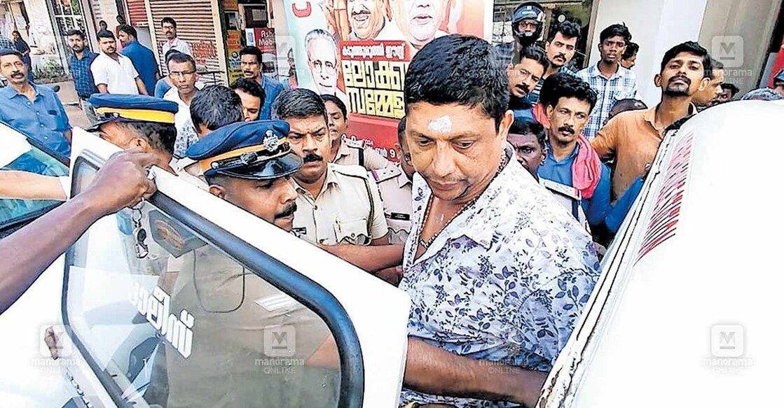 സിപിഎം പ്രവർത്തകരെ കയ്യേറ്റം ചെയ്യാൻ ശ്രമിച്ച സുമേഷ് സോമനെ കടുത്തുരുത്തി പൊലീസ് ബലം പ്രയോഗിച്ച് കസ്റ്റഡിയിലെടുക്കുന്നു. 
