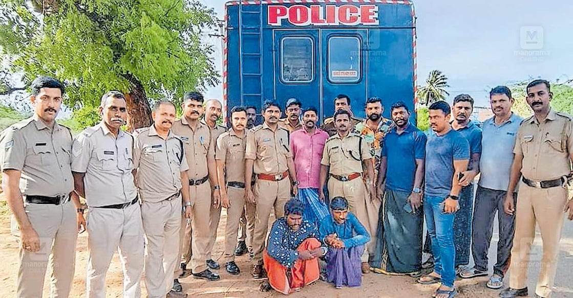 2024 ജൂണിൽ തമിഴ്നാട് തേനി ചിന്നമന്നൂർ കാമാക്ഷിപുരം ഗ്രാമത്തിലെത്തി കുറുവ സംഘത്തലവൻ 
സന്തോഷിനെയും കൂട്ടാളി  വേലനെയും കേരളാ പൊലീസ് പിടികൂടിയപ്പോൾ.
