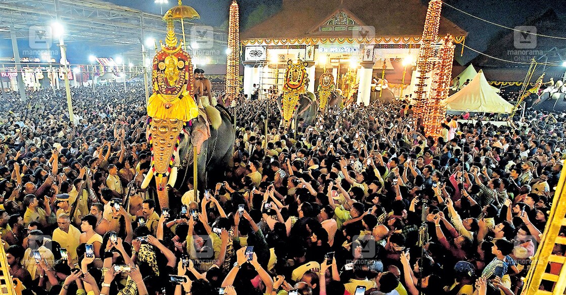 വൈക്കം മഹാദേവ ക്ഷേത്രത്തിലെ അഷ്ടമി ഉത്സവത്തിന്റെ പ്രധാന ചടങ്ങായ കൂട്ടിയെഴുന്നള്ളപ്പിന് പിതാവായ വൈക്കത്തപ്പന്റെ അടുത്തേക്ക് പുത്രനായ ഉദയനാപുരത്തപ്പനും മറ്റ് ദേവീ ദേവൻമാരും എഴുന്നള്ളുന്നു. ചിത്രം: മനോരമ  