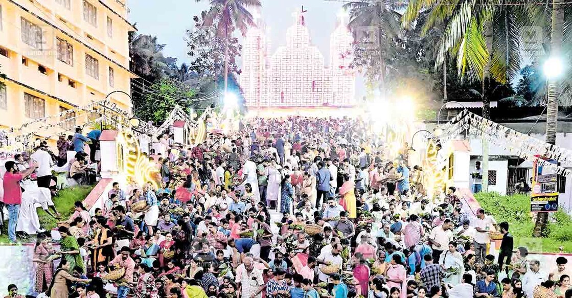 നെടുംകുന്നം സെന്റ് ജോൺ ദ് ബാപ്റ്റിസ്റ്റ് ഫൊറോനാ പള്ളിയിലെ തിരുനാളിനോടനുബന്ധിച്ച്
പുഴുക്കുനേർച്ച വിളമ്പുന്നു. ചിത്രം: മനോരമ