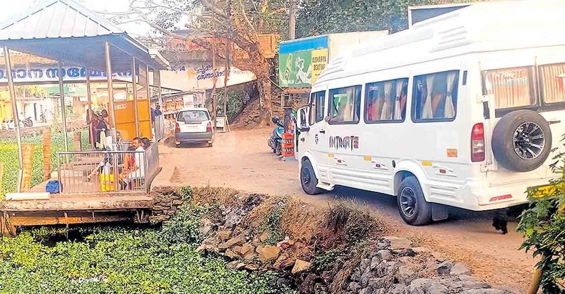 കുമരകം ബോട്ട് ജെട്ടി റോഡിന്റെ സംരക്ഷണ ഭിത്തി തകർന്ന ഭാഗത്തിനടത്തു കൂടി വാഹനം കടന്നു പോകുന്നു.
