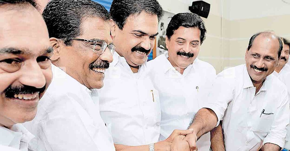 ജയിച്ചിരിക്കണം!
കേരള കോൺഗ്രസ് (എം) സംസ്ഥാന സ്റ്റിയറിങ് കമ്മിറ്റി യോഗത്തിനു ശേഷം തോമസ് ചാഴികാടനെ കോട്ടയം ലോക്സഭാ മണ്ഡലത്തിലെ ഇടതുസ്ഥാനാർഥിയായി ചെയർമാൻ ജോസ് കെ. മാണി എംപി പ്രഖ്യാപിച്ചപ്പോൾ ജോബ് മൈക്കിൾ എംഎൽഎ, മന്ത്രി റോഷി അഗസ്റ്റിൻ, സെബാസ്റ്റ്യൻ കുളത്തുങ്കൽ എംഎൽഎ എന്നിവർ അഭിനന്ദിക്കുന്നു. ചിത്രം: മനോരമ