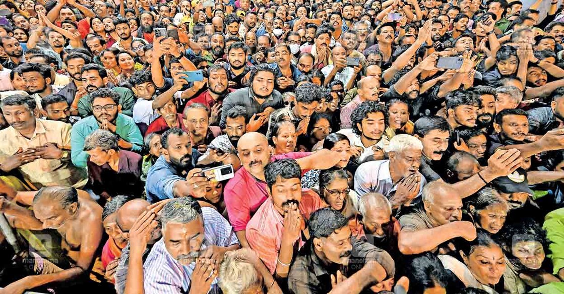 ഏറ്റുമാനൂർ മഹാദേവ ക്ഷേത്രത്തിലെ ആസ്ഥാനമണ്ഡപത്തിൽ ഏഴരപ്പൊന്നാന ദർശനം നടത്തുന്ന ഭക്തർ.                                                                                                                                                                                              ചിത്രം: അഭിജിത്ത് രവി∙മനോരമ  