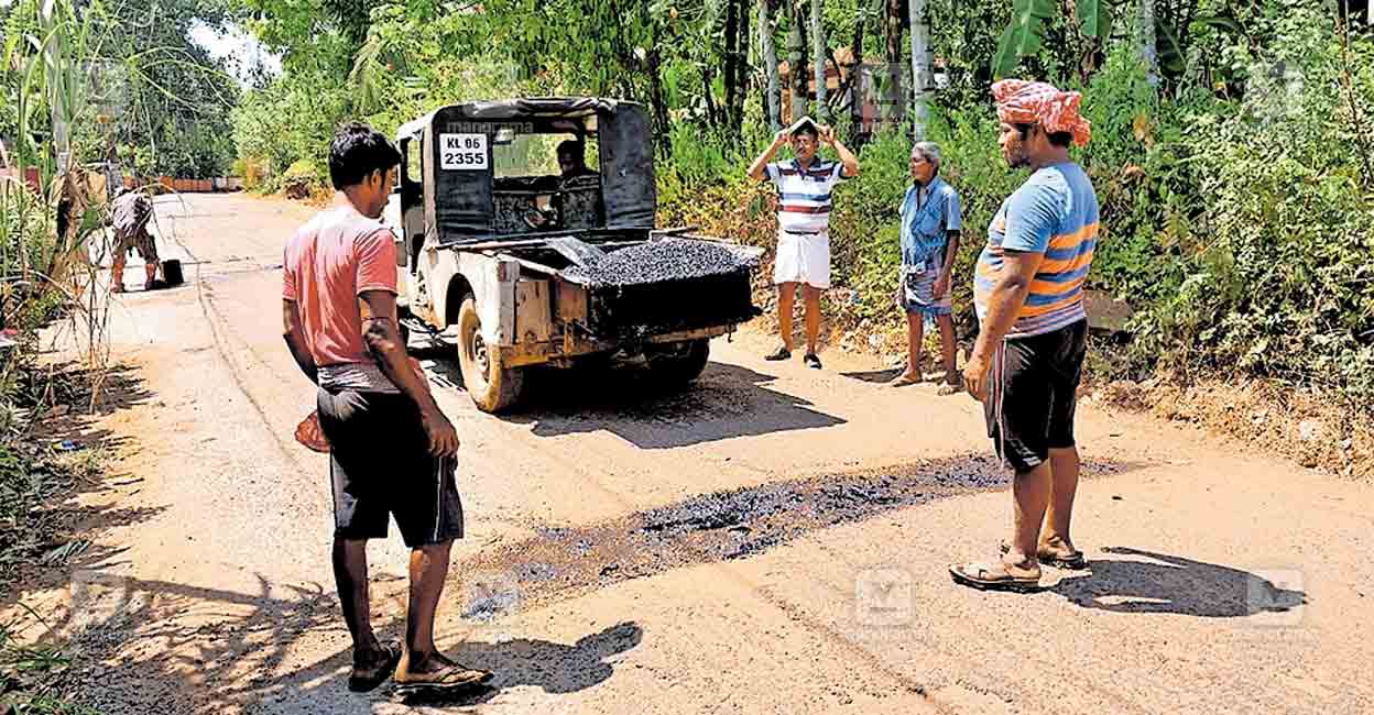 റോഡിലാകെ ‘ജലനിധി’ കുഴി; അധികൃതരുടെ അവഗണനയിൽ മടുത്ത് റോഡ് നന്നാക്കി