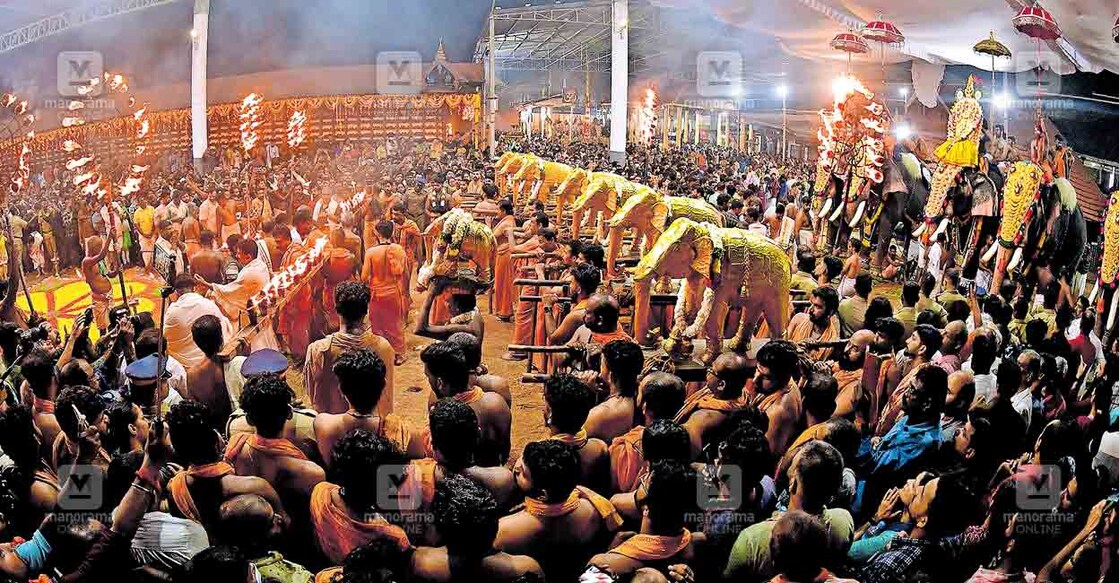 ഏറ്റുമാനൂർ മഹാദേവക്ഷേത്രത്തിലെ ആസ്ഥാന മണ്ഡപത്തിൽ നിന്ന് ഏഴരപ്പൊന്നാനയെ ഇന്നലെ പുലർച്ചെ 2.45ന് ഇറക്കി എഴുന്നള്ളിച്ചപ്പോൾ. 								ചിത്രം: മനോരമ  