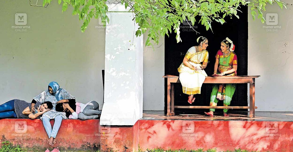 എംജി സർവകലാശാല കലോത്സവത്തിൽ
മോഹിനിയാട്ട മത്സരത്തിനും ഭരതനാട്യ
മത്സരത്തിനും
മേക്കപ്പിട്ടിരിക്കുന്ന
മത്സരാർഥികൾ.
കോട്ടയം സിഎംഎസ് കോളജിൽ നിന്നുള്ള കാഴ്ച.