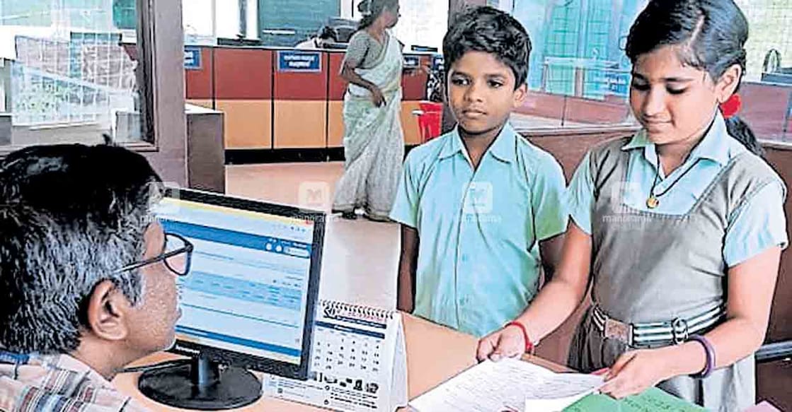 kottayam-children-complaintL സ്കൂളിലെ പൊടിശല്യത്തിനു പരിഹാരം കാണണം എന്നാവശ്യപ്പെട്ട് ഇടവട്ടം ഗവൺമെന്റ് എൽപി സ്കൂളിലെ കുട്ടികൾ മറവൻതുരുത്ത് പഞ്ചായത്ത് സെക്രട്ടറിക്കു നേരിട്ട് പരാതി നൽകുന്നു.