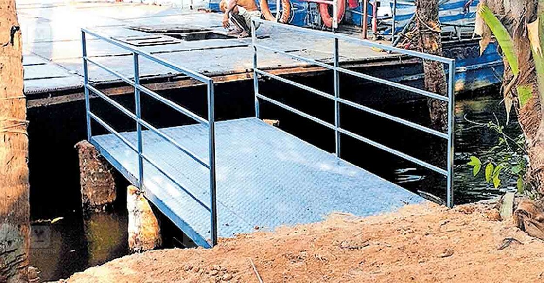 നേരേകടവ് – മാക്കേക്കടവ് ഫെറിയിൽ ചങ്ങാടം സർവീസ് പുനരാരംഭിക്കാൻ മാക്കേക്കടവിനു തെക്ക് സ്വകാര്യ വ്യക്തിയുടെ കായൽക്കടവിൽ താൽക്കാലികമായി നിർമിച്ച ജെട്ടി