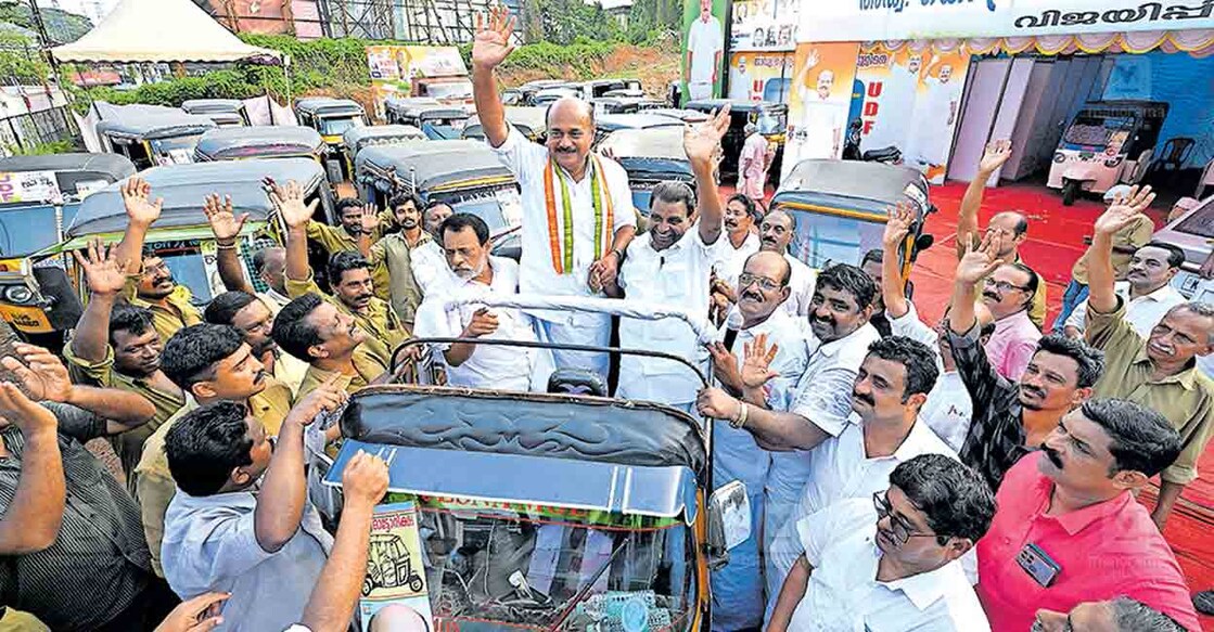 തിരഞ്ഞെടുപ്പ് ചിഹ്നമായ ഓട്ടോറിക്ഷകളുടെ അകമ്പടിയോടെ യുഡിഎഫ് 
സ്ഥാനാർഥി കെ.ഫ്രാൻസിസ് ജോർജിന്റെ റോഡ് ഷോ യുഡിഎഫ് കേന്ദ്ര ഇലക്‌ഷൻ കമ്മിറ്റി ഓഫിസിൽ നിന്നും ആരംഭിച്ചപ്പോൾ. ഐഎൻടിയുസി ജില്ലാ പ്രസിഡന്റ് ഫിലിപ് ജോസഫ്, തിരുവഞ്ചൂർ രാധാകൃഷ്ണൻ എംഎൽഎ സമീപം. ചിത്രം: മനോരമ  
