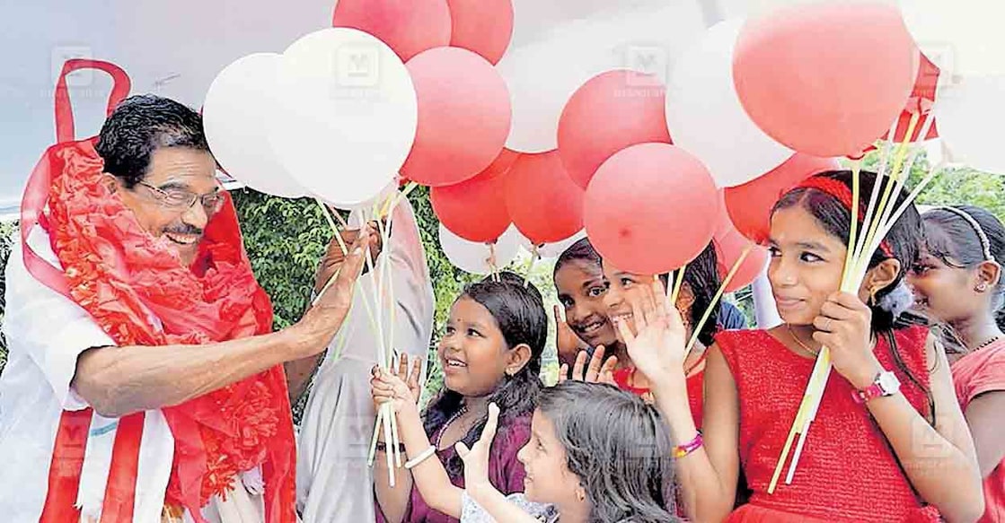 എൽഡിഎഫ് സ്ഥാനാർഥി തോമസ് ചാഴികാടൻ വിജയപുരം 
പഞ്ചായത്തിൽ പര്യടനത്തിനിടെ കുട്ടികൾക്കൊപ്പം.  