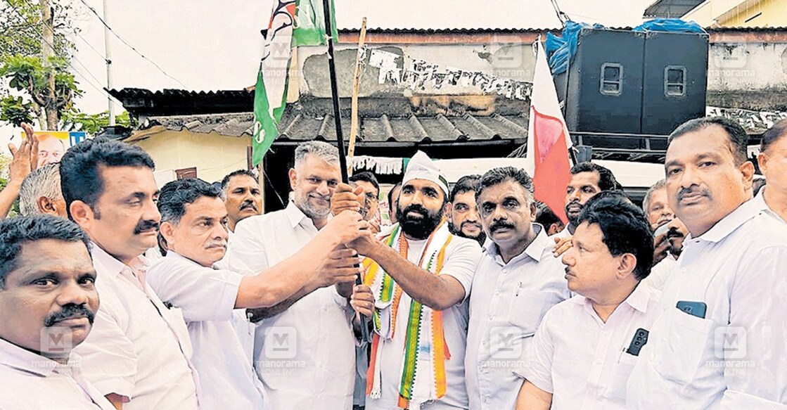 udf-election-campain-gif ജോഡോ പുതുപ്പള്ളി യാത്രയ്ക്കായി കെപിസിസി നിർവാഹക സമിതിയംഗം ജോഷി ഫിലിപ്പിൽനിന്നു
ചാണ്ടി ഉമ്മൻ എംഎൽഎ പതാക ഏറ്റുവാങ്ങുന്നു.