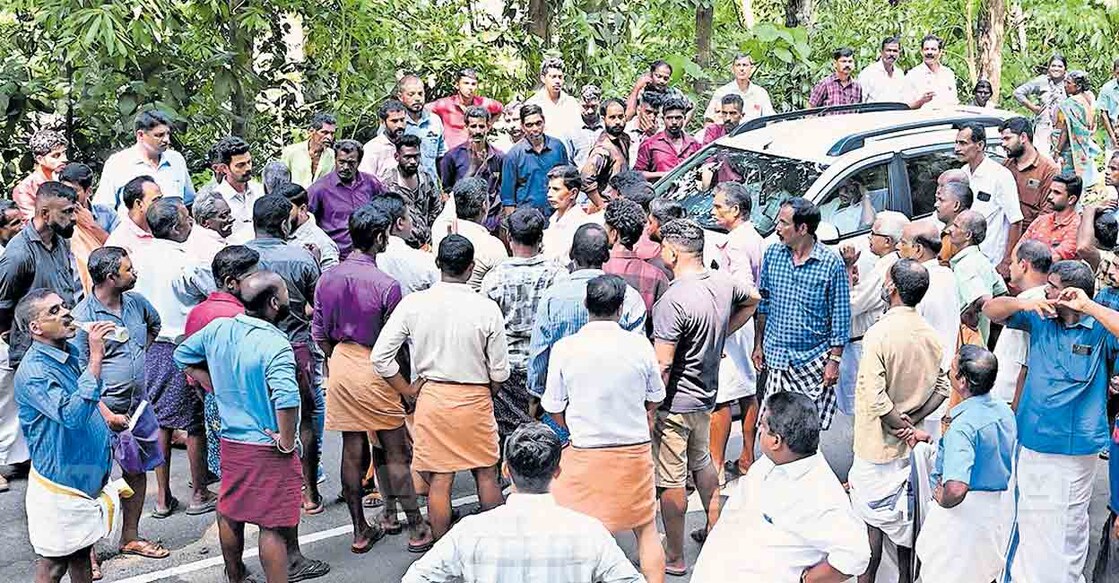 തുലാപ്പള്ളിയിൽ കാട്ടാനയാക്രമണത്തിൽ വട്ടപ്പാറ പുളിയൻകുന്ന് പിആർസി മലയിൽ കുടിലിൽ ബിജു 
മരിച്ചതിനെത്തുടർന്നുണ്ടായ പ്രതിഷേധത്തിനിടെ കണമല വനം വകുപ്പ് ഓഫിസിന് മുൻപിൽ വാഹനങ്ങൾ തടയുന്ന പ്രതിഷേധക്കാർ. 