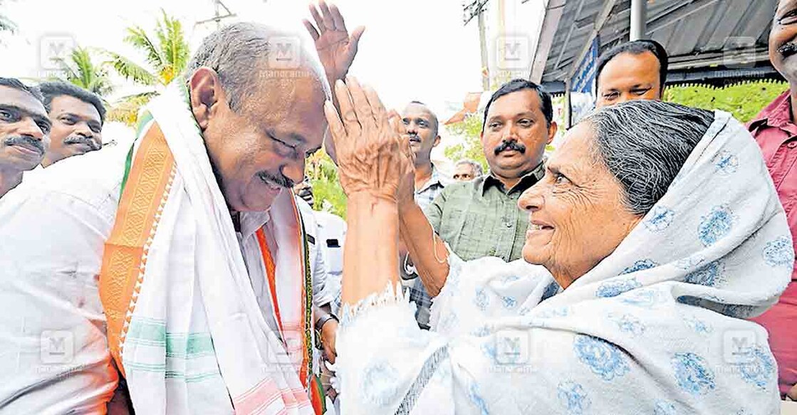 യുഡിഎഫ് സ്ഥാനാർഥി കെ.ഫ്രാൻസിസ് ജോർജിന് പ്രചാരണത്തിനിടെ അതിരമ്പുഴ കുറുമുള്ളൂർ സെന്റ് സെബാസ്റ്റ്യൻ പള്ളിയുടെ കുരിശടിക്കു സമീപം നൽകിയ സ്വീകരണത്തിൽ വിജയാശംസ നേരുന്ന മേരിച്ചേടത്തി. ചിത്രം: അഭിജിത്ത് രവി /മനോരമ