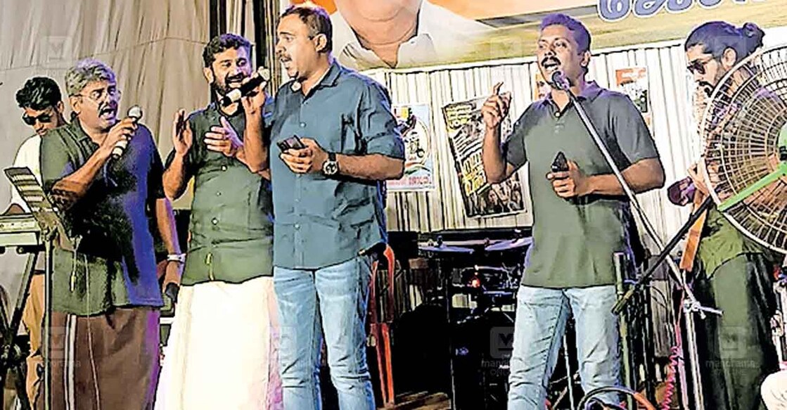 song പാലായിൽ നടത്തിയ യൂത്ത് വോയ്സിൽ വി.ടി.ബലറാം, അബിൻ വർക്കി, അപു ജോസഫ്, ജോസഫ് തുടങ്ങിയവർ ഗാനം ആലപിക്കുന്നു