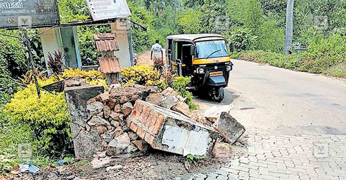 ദേശീയപാത ഇളംപള്ളി കവലയിൽ ടിപ്പർ ലോറി ഇടിച്ച് തകർന്ന റോഡിന്റെ ശിലാഫലകവും കൽക്കെട്ടും.  