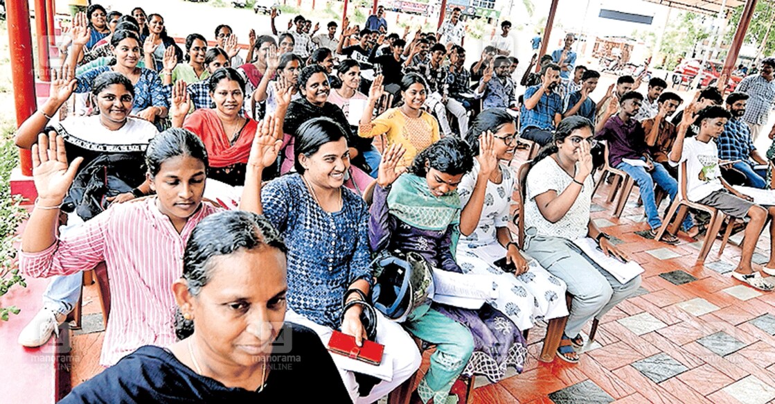 ചെങ്ങളം ഡ്രൈവിങ് ടെസ്റ്റ് ഗ്രൗണ്ടിൽ‌ ഡ്രൈവിങ് ടെസ്റ്റിന് എത്തിയവർക്കു മോട്ടർ‌ വാഹന വകുപ്പ് ഉദ്യോഗസ്ഥർ നടത്തിയ ക്ലാസിൽ പങ്കെടുക്കുന്നവർ. ചിത്രം: മനോരമ  