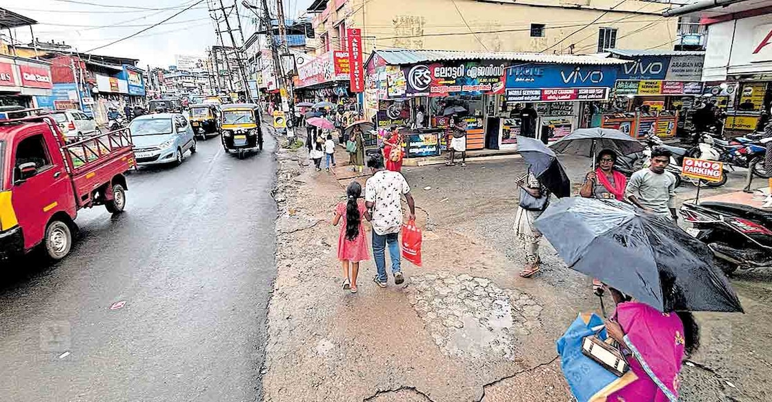 പെൺകുട്ടിക്കു നേരെ ആക്രമണമുണ്ടായ ചങ്ങനാശേരി വാഴൂർ റോഡിലെ മുനിസിപ്പൽ ആർക്കേഡ് പരിസരം.  