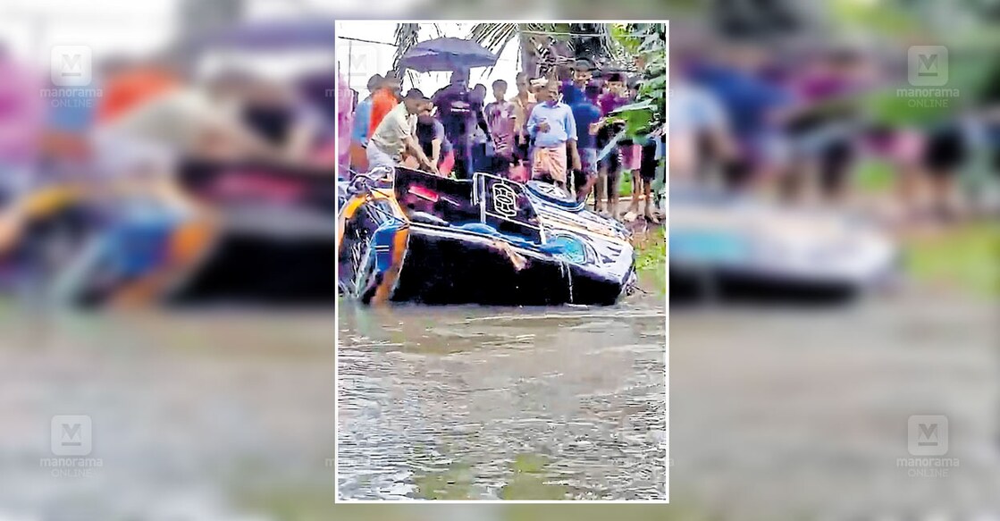 kottayam-auto-rickshaw-fell-into-the-stream തിരുവാർപ്പ് കേളക്കരി തോട്ടിൽ വീണ ഓട്ടോറിക്ഷ, അഗ്നിരക്ഷാസേനയും നാട്ടുകാരും ചേർന്നു കരയ്ക്കുകയറ്റുന്നു.