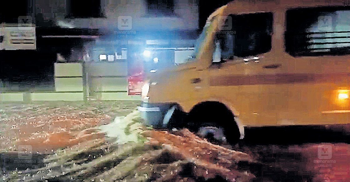 kottayam-waterlogging-ettumanoor-pala-road ഏറ്റുമാനൂർ– പാലാ റോഡിൽ കിസ്മത്ത്പടി ജംക്ഷനു സമീപം റോഡിൽ ഇന്നലെ രാത്രിയിലുണ്ടായ വെള്ളക്കെട്ട്.