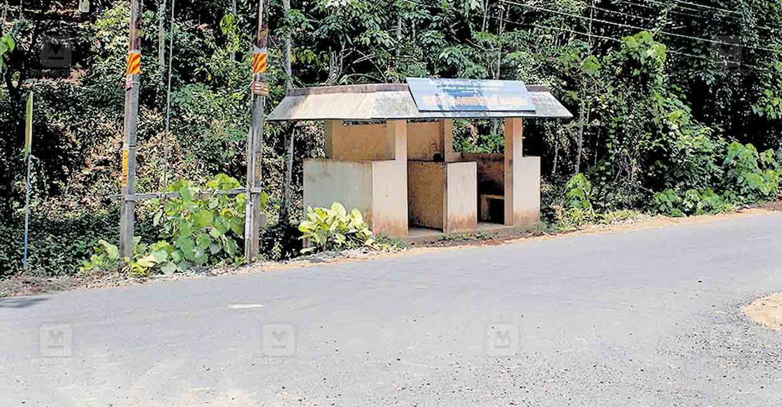 വികസനം എത്തി നോക്കിയിട്ടില്ലാത്ത മണ്ണനാൽതോട് കവല. 