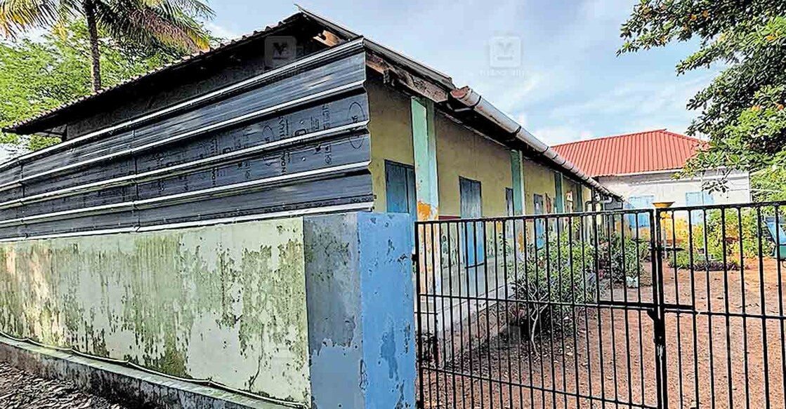 തെരുവുനായ്ക്കൾ ചാടിക്കയറാതിരിക്കാൻ പുഴവാത് ഗവ. എൽപി സ്കൂളിലെ മതിലിനു മുകളിൽ ഷീറ്റ് സ്ഥാപിച്ചിരിക്കുന്നു.