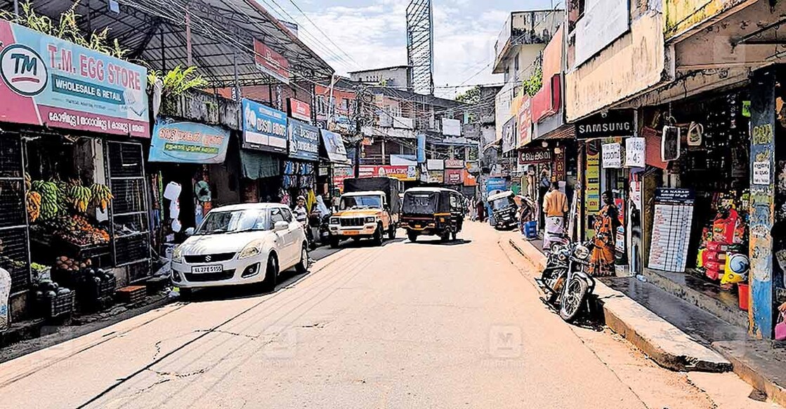 കാഞ്ഞിരപ്പള്ളി ബസ് സ്റ്റാൻഡിലേക്കുള്ള പ്രവേശന റോഡിലെ അനധികൃത പാർക്കിങ്.  