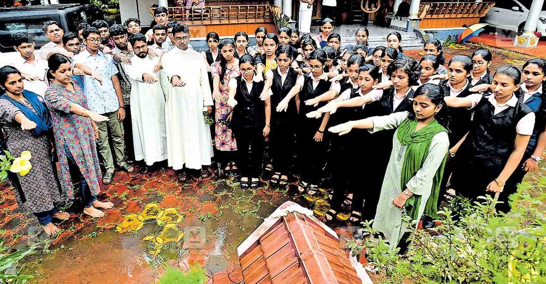 കടുത്തുരുത്തി സെന്റ് കുര്യാക്കോസ് പബ്ലിക് സ്കൂളിലെ വിദ്യാർഥികൾ   ഡോ. വന്ദന ദാസിന്റെ സ്മൃതി മണ്ഡപത്തിൽ ദീപം തെളിച്ച് ലഹരി വിരുദ്ധ പ്രതിജ്ഞ എടുക്കുന്നു. 