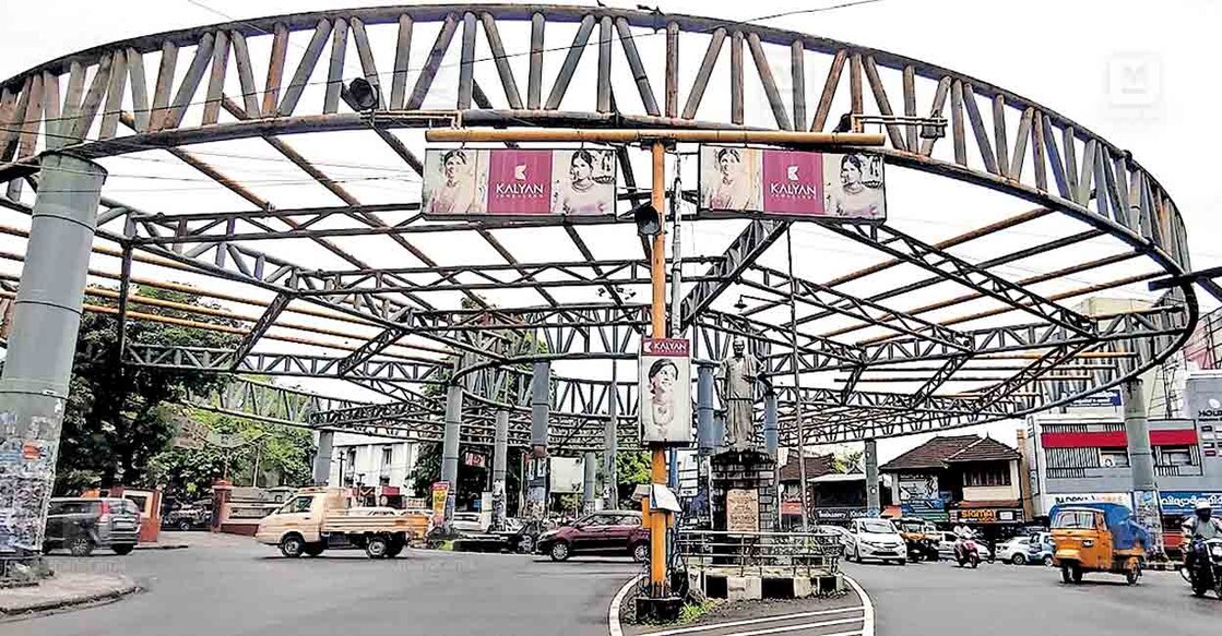 കോട്ടയം നഗരത്തിൽ പഴയ ശീമാട്ടി റൗണ്ടാനയിൽ പണി നിലച്ച ആകാശപ്പാത. 