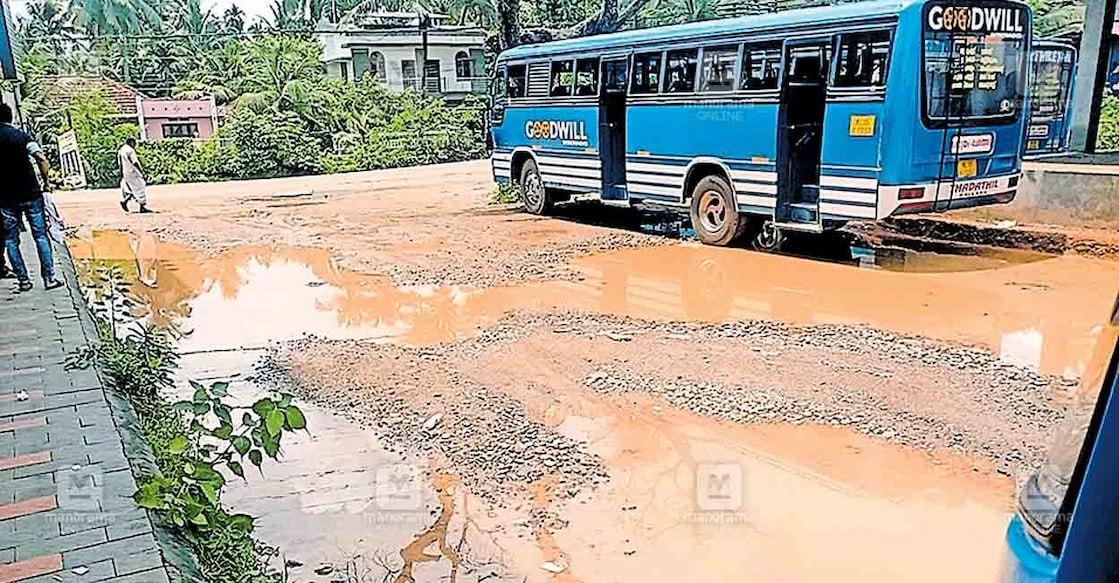 കുമരകം ജംക്‌ഷനു സമീപത്തെ ബസ്ബേയിലെ വെള്ളക്കെട്ട്.  