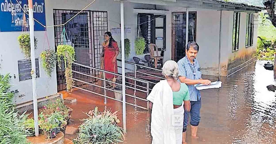 കനത്തമഴയിൽ മീനച്ചിൽ വില്ലേജ് ഓഫിസിൽ വെള്ളം കയറിയ നിലയിൽ.  