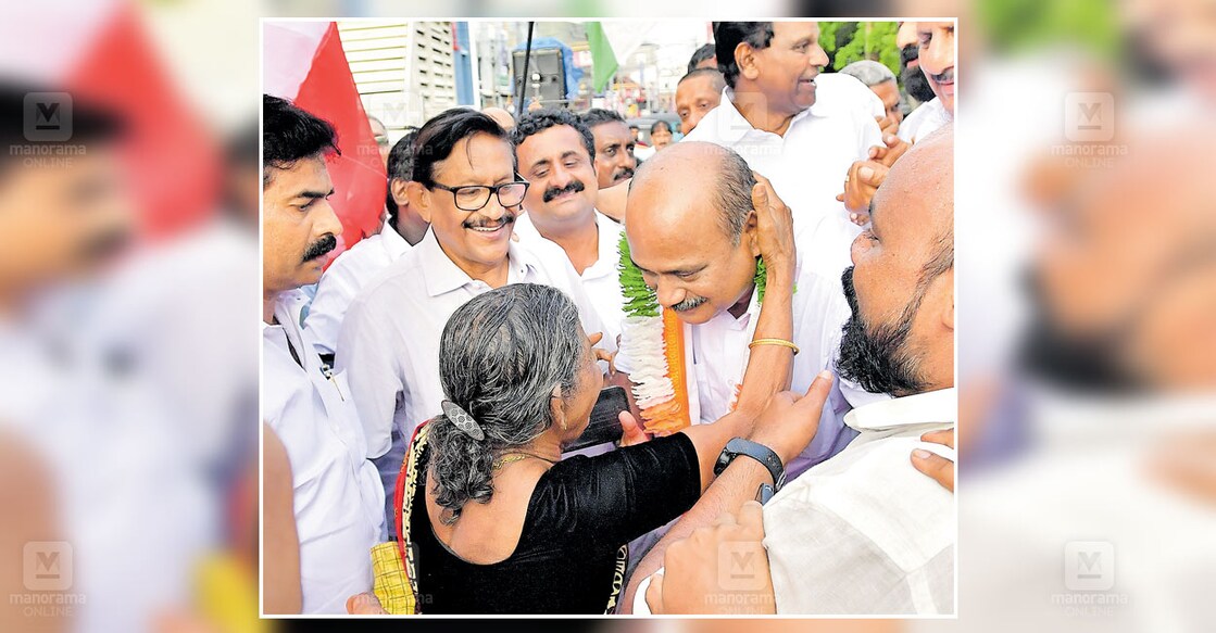 വിജയമാല്യം... തിരഞ്ഞെടുപ്പിൽ കോട്ടയം ലോക്സഭാ മണ്ഡലത്തിൽ വിജയിച്ച യുഡിഎഫ് സ്ഥാനാർഥി ഫ്രാൻസിസ് ജോർജിനെ തിരുനക്കര ഗാന്ധി സ്ക്വയറിൽ വീട്ടമ്മ മാല അണിയിക്കുന്നു. ഡിസിസി പ്രസിഡന്റ് നാട്ടകം സുരേഷ്, കേരള കോൺഗ്രസ് വർക്കിങ് ചെയർമാൻ പി.സി.തോമസ്, എംഎൽഎമാരായ തിരുവഞ്ചൂർ രാധാകൃഷ്ണൻ, മോൻസ് ജോസഫ് തുടങ്ങിയവർ സമീപം. ചിത്രം: മനോരമ 