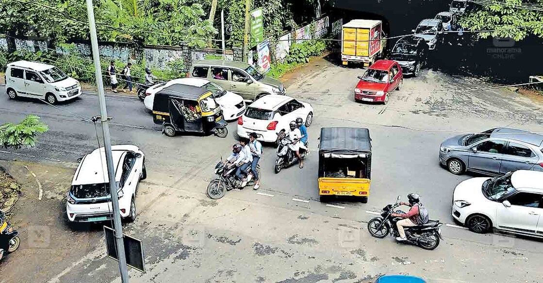 kottayam-pala-road ഏറ്റുമാനൂർ– പൂഞ്ഞാർ സംസ്ഥാന പാതയിലെ ചേർപ്പുങ്കൽ ഹൈവേ ജംക്ഷനിലെ ഗതാഗതക്കുരുക്ക്. ചിത്രം: മനോരമ