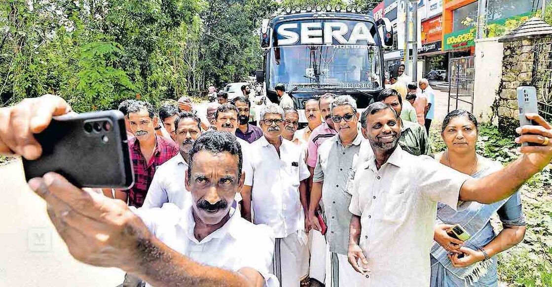 kottayam-buffer-zone ജാമ്യം എടുത്തശേഷം മടങ്ങുന്നതിനിടെ സെൽഫി പകർത്തുന്ന പമ്പാവാലി എയ്ഞ്ചൽവാലി
പ്രദേശവാസികൾ. കേസിൽ ഉൾപ്പെട്ട 61 പേരും ഒരുമിച്ച് ബസ് പിടിച്ചാണ് എത്തിയത്.
ചിത്രം: വിഷ്ണു സനൽ / മനോരമ