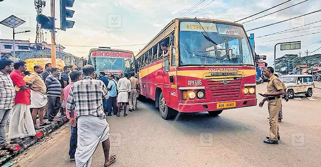 പൊൻകുന്നം ടൗണിലെ സിഗ്നൽ ലൈറ്റ് ജംക്‌ഷനിൽ ഇന്നലെ വൈകിട്ട് ഒരേ ദിശയിൽ പോകുകയായിരുന്ന കെഎസ്ആർടിസി ബസും സ്വകാര്യ ബസും തമ്മിൽ ഉരഞ്ഞുണ്ടായ അപകടം. ആർക്കും പരുക്കില്ല.  