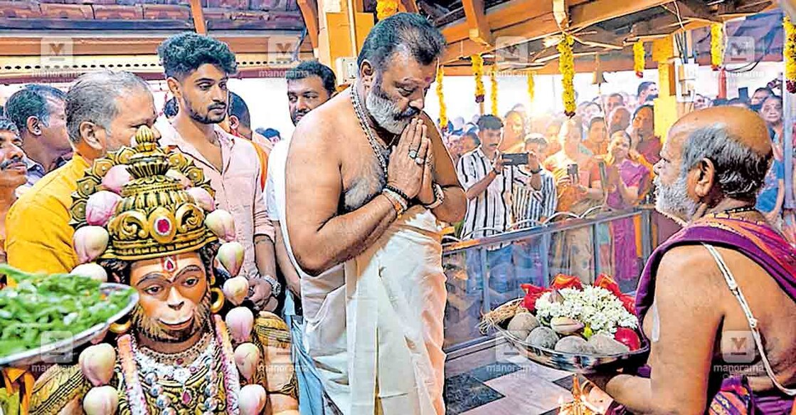 താഴത്തങ്ങാടി തിരുമല വെങ്കിടേശ്വര ക്ഷേത്രരഥത്തിൽ സ്ഥാപിച്ച ഹനുമാൻ ശിൽപ സമർപ്പണച്ചടങ്ങിനെത്തിയ കേന്ദ്രമന്ത്രി സുരേഷ് ഗോപി. മകൻ മാധവ് സുരേഷ്, ബിജെപി മധ്യമേഖലാ പ്രസിഡന്റ് എൻ.ഹരി എന്നിവർ സമീപം.