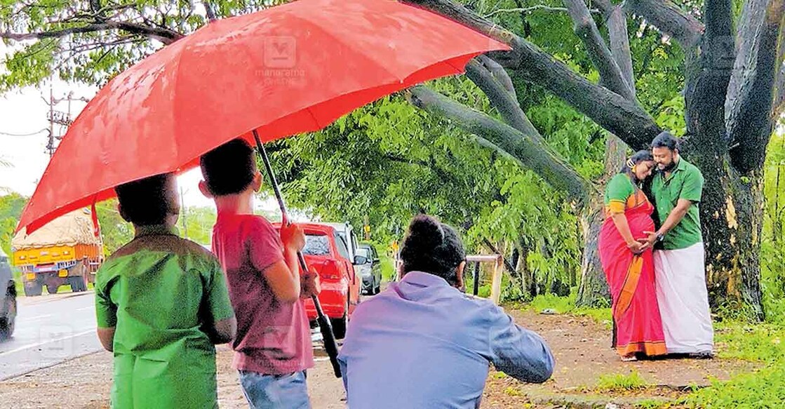 rain-maternity-photo-shoot-1 എൻ.ജി.ഗിരീഷിന്റെയും ആതിര ഗിരീഷിന്റെയും മറ്റേണിറ്റി ഫോട്ടോ ഷൂട്ട്. ചിത്രം: റിജോ ജോസഫ് / മനോരമ