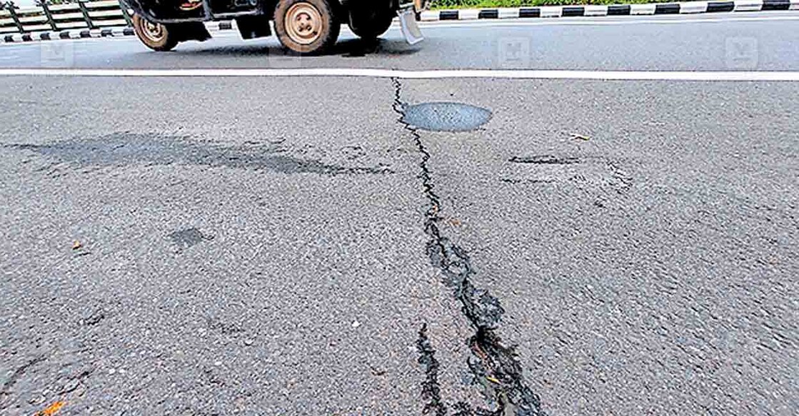 എസി റോ‍ഡിൽ ഒന്നാം പാലത്തിന്റെ അപ്രോച്ച് റോഡിലുണ്ടായ 
പൊട്ടൽ.  