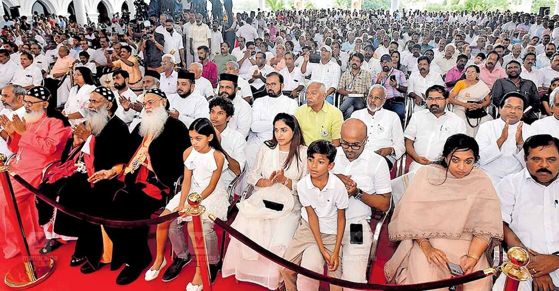 ഉമ്മൻ ചാണ്ടി ഫൗണ്ടേഷന്റെ നേതൃത്വത്തിൽ പുതുപ്പള്ളി സെന്റ് ജോർജ് ഓർത്തഡോക്സ് വലിയപള്ളിയിൽ നടത്തിയ ഉമ്മൻ ചാണ്ടി അനുസ്മരണ സമ്മേളനത്തിൽ പങ്കെടുക്കാനെത്തിയവർ. ഡോ. യൂഹാനോൻ മാർ ദിയസ്കോറസ്, യൂഹാനോൻ മാർ പോളിക്കാർപ്പോസ്, ഡോ. ഗീവർഗീസ് മാർ കൂറിലോസ്, ഉമ്മൻ ചാണ്ടിയുടെ മക്കളായ അച്ചു ഉമ്മൻ, മറിയ ഉമ്മൻ, മരുമകൻ ലീജോ ഫിലിപ്, കൊച്ചുമക്കളായ എഫിനോവ ഉമ്മൻ റിച്ചി, ക്രിസ്റ്റീൻ മെറി ഫിലിപ്, നോഹ ഫിലിപ്, കോൺഗ്രസ് നേതാവ് ജോസഫ് വാഴയ്ക്കൻ എന്നിവർ മുൻനിരയിൽ.   