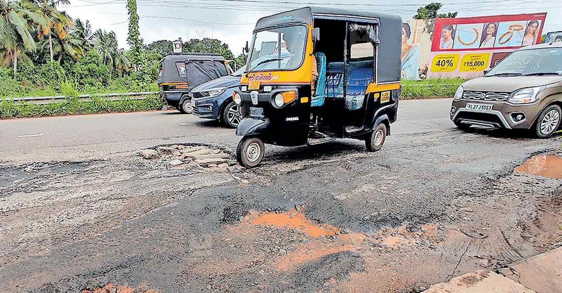 എംസി റോഡിൽ പാലാത്ര സിഗ്നൽ ജംക്‌ഷനിലെ കുഴി.  