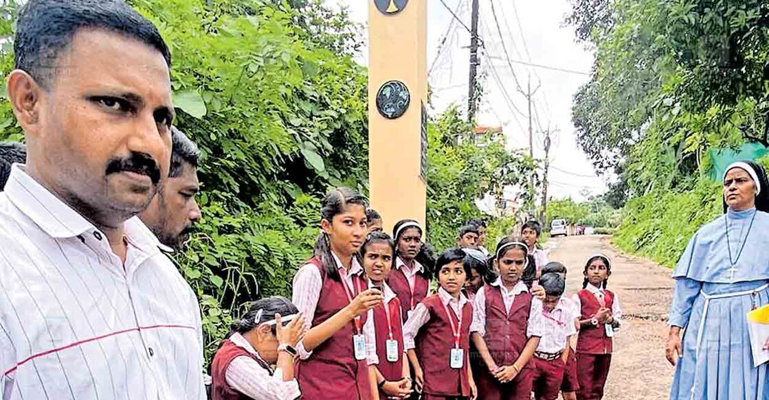 സെന്റ് തോമസ് – നേർച്ചപ്പാറ റോഡ് നന്നാക്കാൻ വൈകുന്നതിൽ പ്രതിഷേധിച്ച് നിർമല പബ്ലിക് സ്കൂളിലെ അധ്യാപകരും വിദ്യാർഥികളും റോഡിലെ കുഴിയിൽ ഇറങ്ങി നിന്ന് പ്രതിഷേധിക്കുന്നു.  