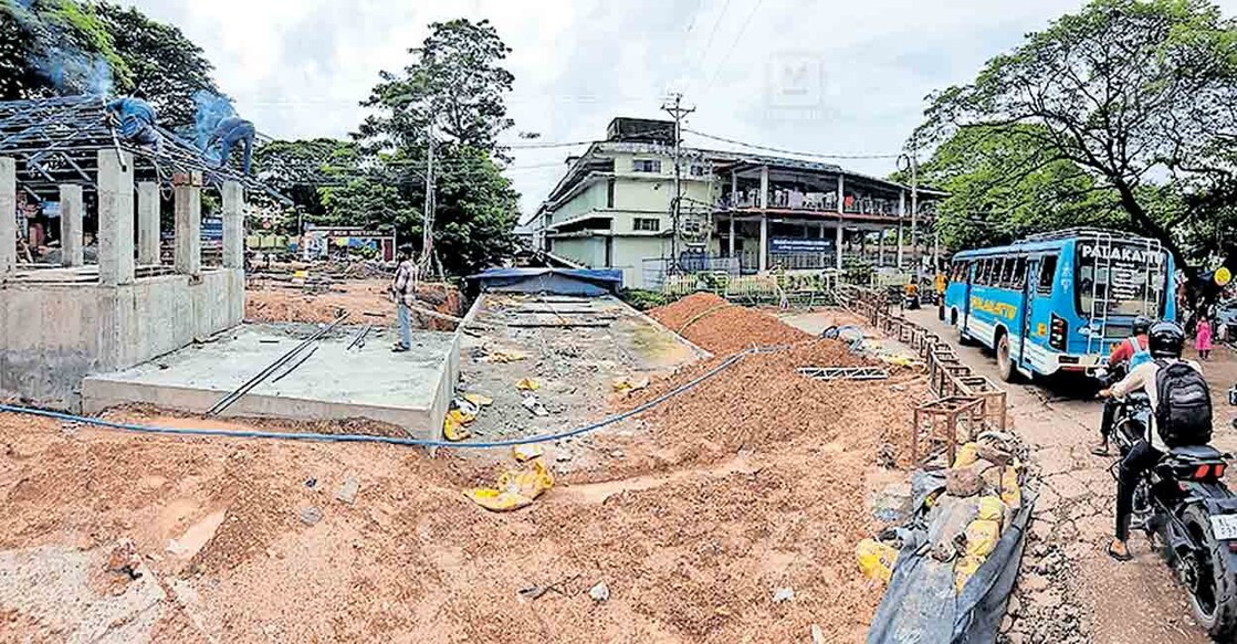 കോട്ടയം മെഡിക്കൽ കോളജിലെ അടിപ്പാതയുടെ നിർമാണം അവസാനഘട്ടത്തിൽ എത്തിയപ്പോൾ.  
