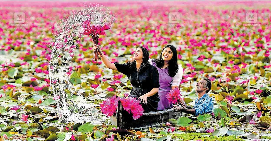 ആമ്പൽഭംഗി ആസ്വദിക്കാൻ ഹരിപ്പാട്ടുനിന്നു കോട്ടയം കിഴക്കുപുറത്തെത്തിയ സുഹൃത്തുക്കളായ പി.ശ്രീലക്ഷ്മിയും ദേവിക രാജീവും. ചിത്രം: ജിൻസ് മൈക്കിൾ∙മനോരമ  
