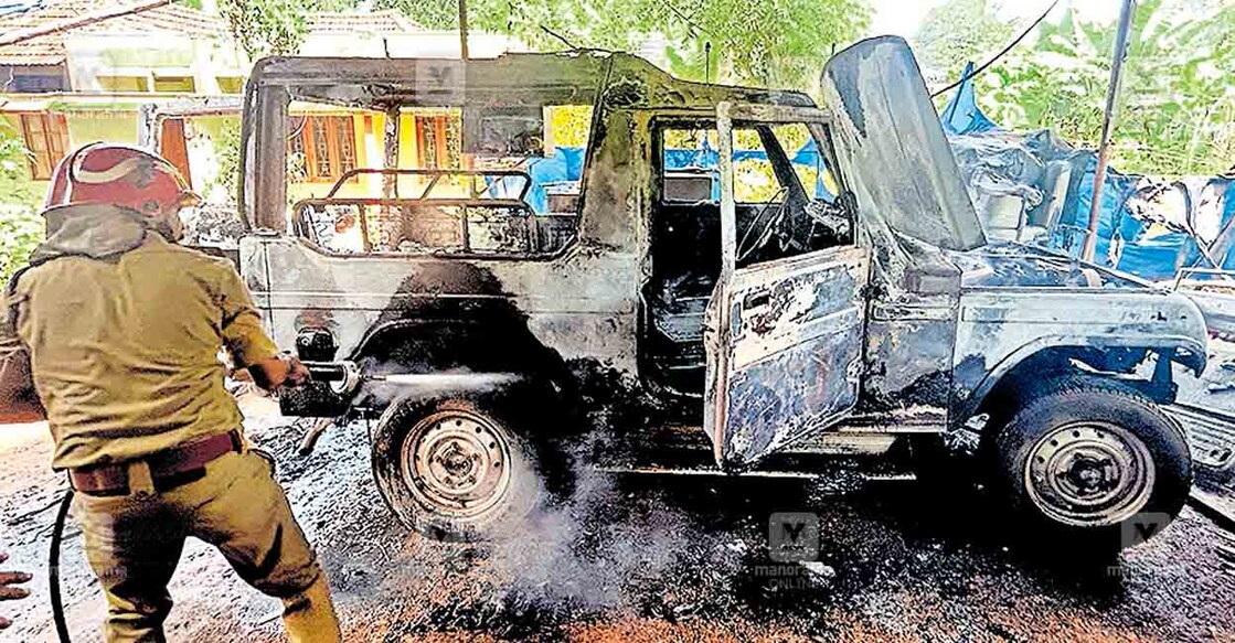 കോട്ടയം മൂലേടം കൊല്ലാട് കുന്നമ്പള്ളി കുറ്റിയിൽ സിബി കുര്യന്റെ 
വീടിനോടു ചേർന്നുള്ള വർക്‌ഷോപ്പിൽ തീ അണയ്ക്കാൻ ശ്രമിക്കുന്ന അഗ്നിരക്ഷാസേനാ അംഗം.  
