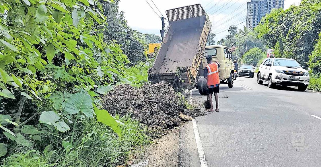 ദേശീയപാതയി‍ൽ കാഞ്ഞിരപ്പള്ളി പഞ്ചായത്തു വളവിലെ മാലിന്യം അടങ്ങിയ മണ്ണ് കുന്നുംഭാഗത്ത് ദേശീയ പാതയോരത്ത് തന്നെ
കൊണ്ടുവന്നു തള്ളുന്നു.  